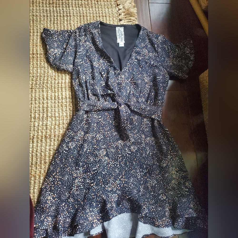 Sade & Sage ruffled short sleeve dress size Medium in black white and tan